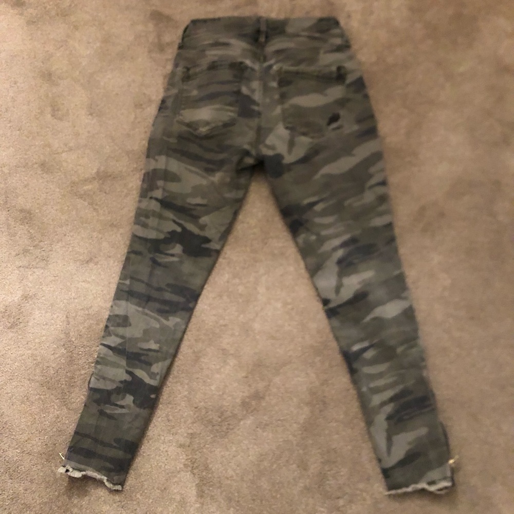 Express mid rise camouflage – gold zippers at bottom